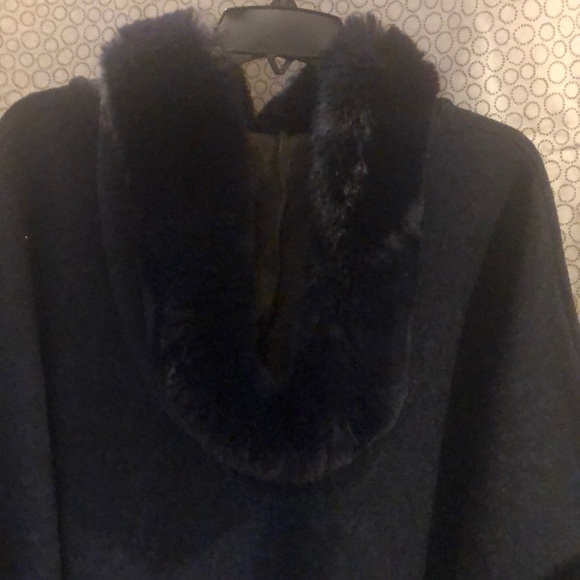 Soft Wool cape lined w/fur Navy blue green inside. - Picture 9 of 10